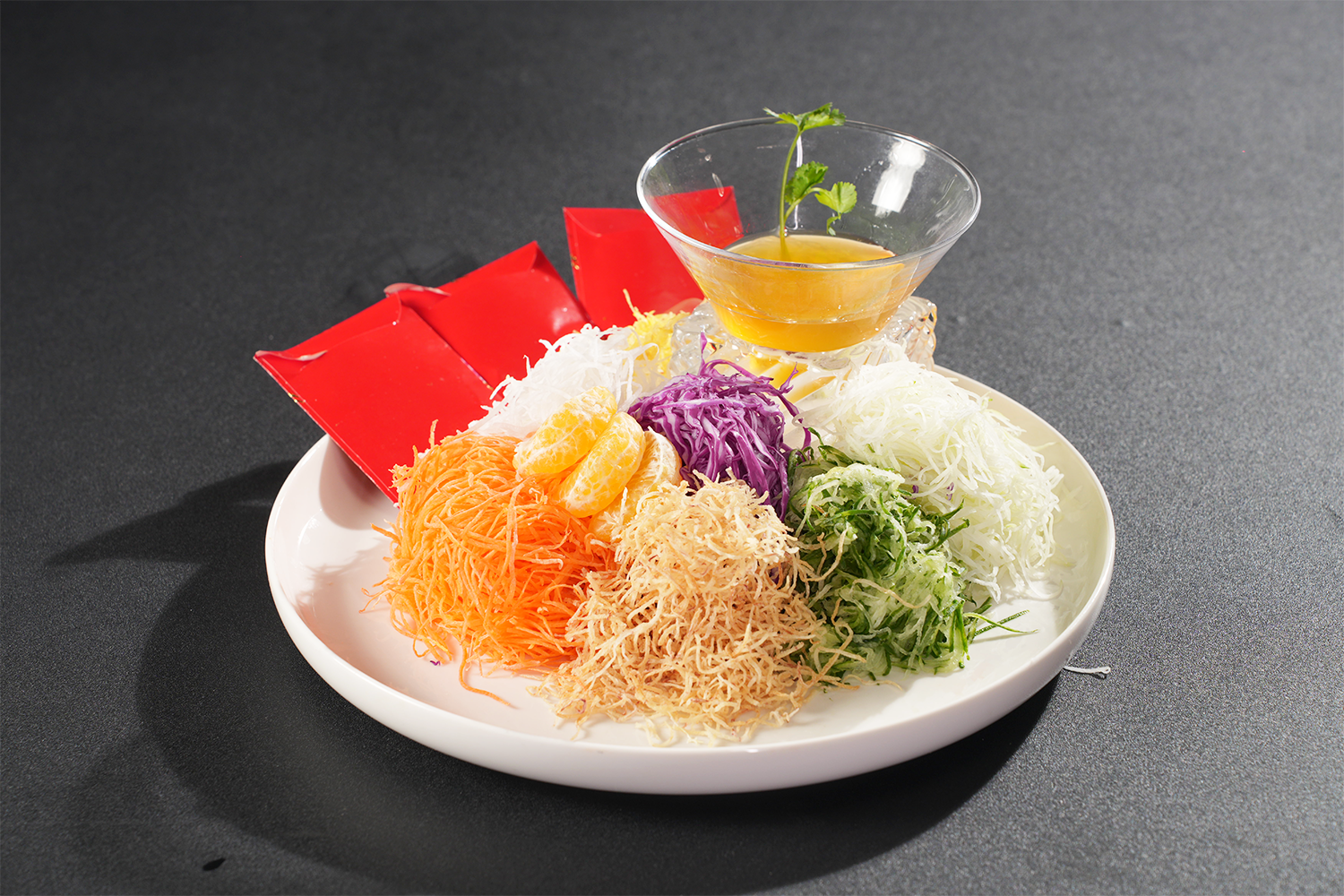 Gỏi ph&aacute;t t&agrave;i với c&aacute;c nguy&ecirc;n liệu ch&iacute;nh gồm c&agrave; rốt, củ cải trắng, đu đủ xanh, bắp cải t&iacute;m, ớt sừng đỏ, qu&yacute;t đường, rong biển, khoai m&ocirc;n, khoai lang. C&aacute;c nguy&ecirc;n liệu tươi ngon được đầu bếp kh&eacute;o l&eacute;o th&aacute;i sợi. Sốt trộn gỏi gồm nước tương, đường, nước tắc. 