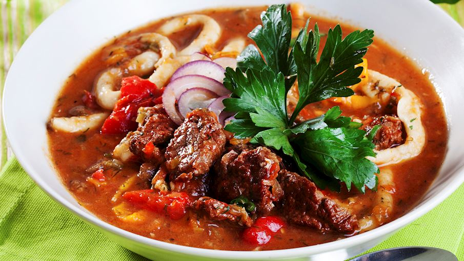 Lagman (hay latiaozi) l&agrave; một m&oacute;n m&igrave; truyền thống của Trung &Aacute;, c&oacute; thể c&oacute; nguồn gốc từ T&acirc;n Cương &ndash; khu vực nằm ở ph&iacute;a t&acirc;y bắc Trung Quốc. T&ecirc;n gọi của m&oacute;n ăn c&oacute; nghĩa l&agrave; m&igrave; k&eacute;o bằng tay, thể hiện đặc trưng quan trọng nhất trong c&aacute;ch chế biến.Kh&ocirc;ng c&oacute; c&ocirc;ng thức cố định, lagman c&oacute; thể được phục vụ dưới hai dạng: kết hợp với nước sốt đặc hoặc chan c&ugrave;ng nước d&ugrave;ng. Cả hai phi&ecirc;n bản đều c&oacute; thể đi k&egrave;m nhiều loại rau v&agrave; thịt kh&aacute;c nhau, phổ biến nhất l&agrave; thịt b&ograve; hoặc thịt cừu. M&oacute;n ăn n&agrave;y được ưa chuộng tại nhiều quốc gia như Trung Quốc, Kazakhstan, Kyrgyzstan v&agrave; Uzbekistan, thường xuất hiện tr&ecirc;n b&agrave;n ăn tự chọn, nơi thực kh&aacute;ch c&oacute; thể tự phối hợp nguy&ecirc;n liệu theo sở th&iacute;ch c&aacute; nh&acirc;n.