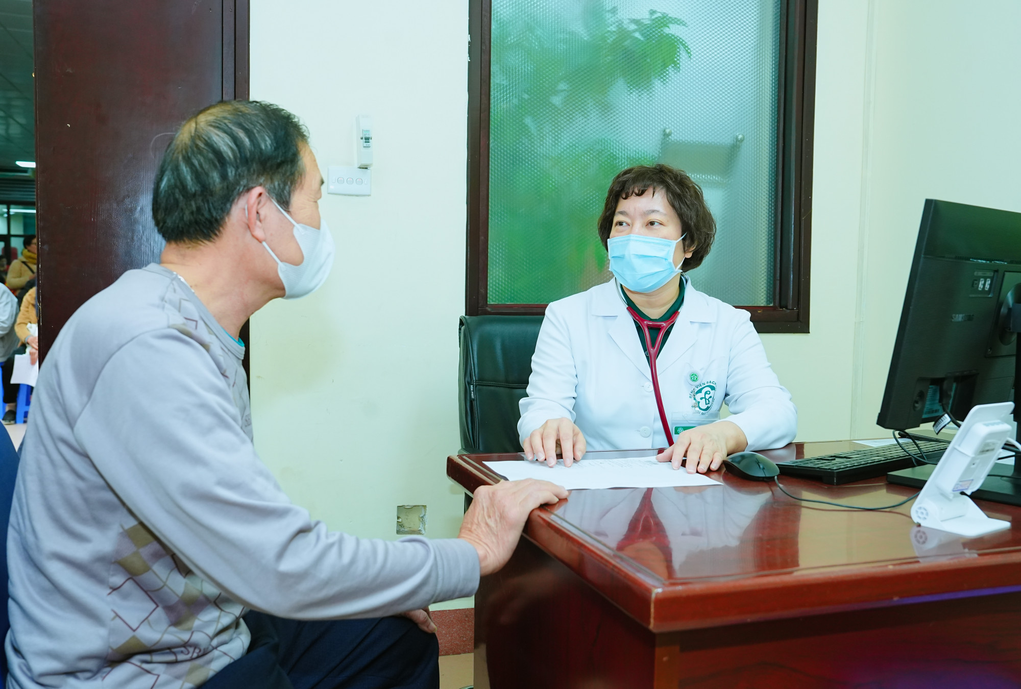 B&aacute;c sĩ Nguyễn Thị Thu Ho&agrave;i thăm kh&aacute;m cho bệnh nh&acirc;n - ảnh: Diệu Hiền