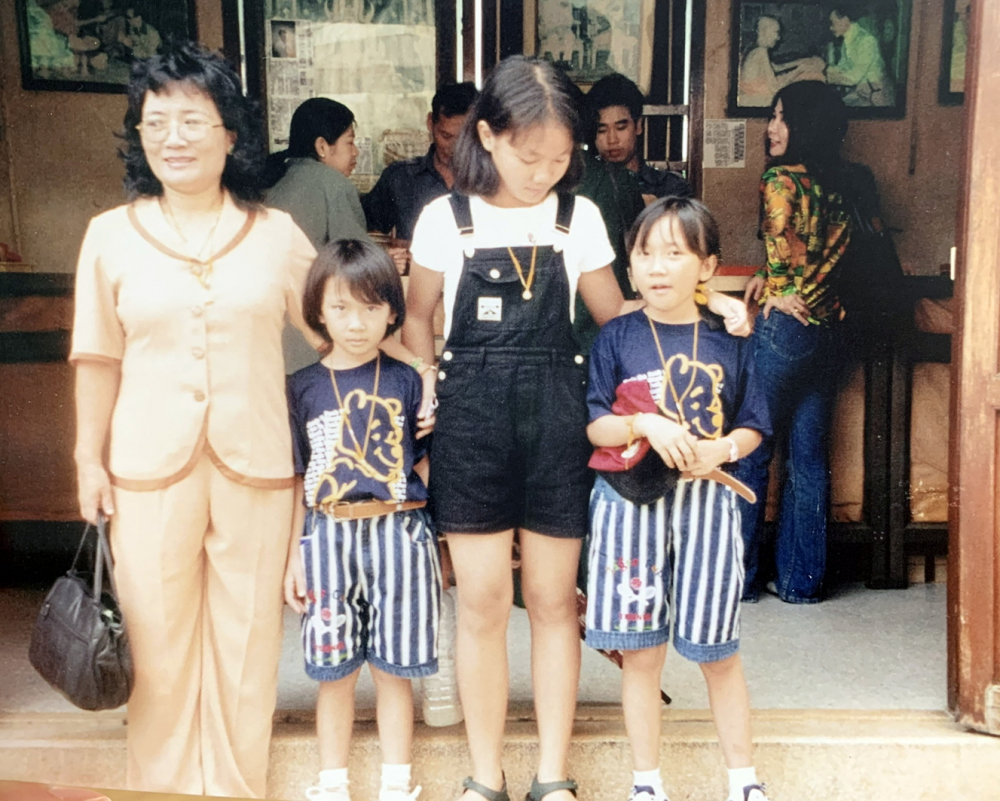 Chị Mai Anh năm lớp Bảy, chụp c&ugrave;ng mẹ v&agrave; 2 em g&aacute;i trong chuyến du lịch Th&aacute;i Lan  - Ảnh do nh&acirc;n vật cung cấp