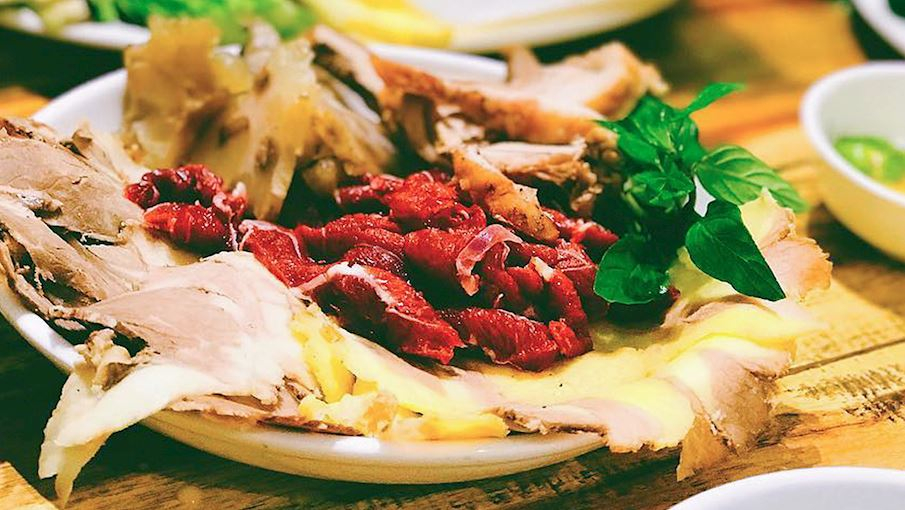 B&ograve; nh&uacute;ng giấm l&agrave; một biến thể của lẩu Việt Nam, được phục vụ theo phong c&aacute;ch cộng đồng truyền thống. M&oacute;n ăn n&agrave;y c&oacute; nước d&ugrave;ng chua nhẹ từ giấm, c&oacute; thể kết hợp với nước cốt dừa hoặc nước dừa, c&ugrave;ng sả, h&agrave;nh t&acirc;y v&agrave; c&aacute;c gia vị kh&aacute;c.C&aacute;c nguy&ecirc;n liệu ăn k&egrave;m phổ biến gồm thịt b&ograve; th&aacute;i l&aacute;t mỏng, c&ugrave;ng nhiều loại rau tươi v&agrave; thảo mộc như gi&aacute;, củ cải trắng, rau diếp, dưa chuột, bạc h&agrave;, h&uacute;ng quế v&agrave; l&aacute; t&iacute;a t&ocirc;.  D&ugrave; t&ecirc;n gọi gợi &yacute; nguy&ecirc;n liệu ch&iacute;nh l&agrave; thịt b&ograve;, nhưng m&oacute;n ăn cũng c&oacute; thể sử dụng c&aacute;c loại hải sản như mực hoặc t&ocirc;m. Khi thưởng thức, người ăn d&ugrave;ng b&aacute;nh tr&aacute;ng để cuốn c&aacute;c nguy&ecirc;n liệu c&ugrave;ng với nước chấm đặc trưng, thường l&agrave; nước mắm chua ngọt hoặc mắm n&ecirc;m.