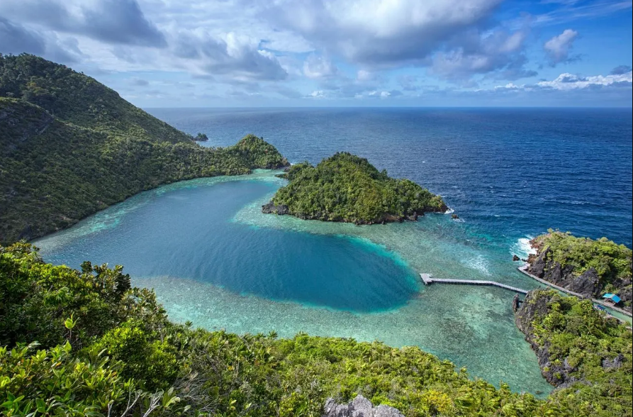 Đầm t&igrave;nh y&ecirc;u ở Misool, Raja Ampat, Indonesia. Đ&acirc;y l&agrave; hồ nước tr&ecirc;n n&uacute;i được h&igrave;nh th&agrave;nh tự nhi&ecirc;n v&agrave; c&oacute; h&igrave;nh tr&aacute;i tim. Đầm t&igrave;nh y&ecirc;u (Love Lagoon) n&agrave;y kh&ocirc;ng chỉ được biết đến l&agrave; điểm du lịch mạo hiểm m&agrave; c&ograve;n được coi l&agrave; nơi linh thi&ecirc;ng d&agrave;nh cho c&aacute;c cặp đ&ocirc;i. Để ngắm đầm t&igrave;nh y&ecirc;u một c&aacute;ch ho&agrave;n hảo, du kh&aacute;ch phải leo l&ecirc;n 400 bậc thang trong rừng. Ảnh tr&ecirc;n: Love Lagoon ở Misool trong quần đảo Raja Ampat của Indonesia - Ảnh: GETTY