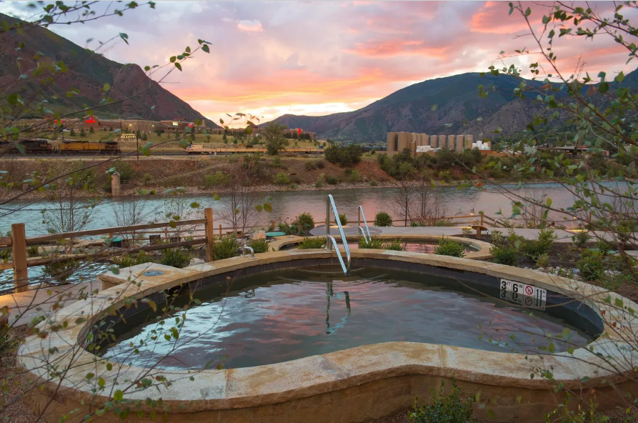 Suối nước n&oacute;ng Iron Mountain ở Glenwood Springs, bang Colorado, Mỹ. Đ&acirc;y l&agrave; nơi độc đ&aacute;o để c&aacute;c cặp đ&ocirc;i ng&acirc;m m&igrave;nh trong kỳ nghỉ l&atilde;ng mạn. C&aacute;c hồ nước h&igrave;nh tr&aacute;i tim c&oacute; nhiệt độ kh&aacute;c nhau v&agrave; chứa nhiều loại kho&aacute;ng chất. Ảnh tr&ecirc;n: Hồ nước n&oacute;ng h&igrave;nh tr&aacute;i tim ở khu vực d&agrave;nh ri&ecirc;ng cho người lớn tại suối nước n&oacute;ng Iron Mountain ở Colorado - Ảnh: Iron Mountain Hot Springs