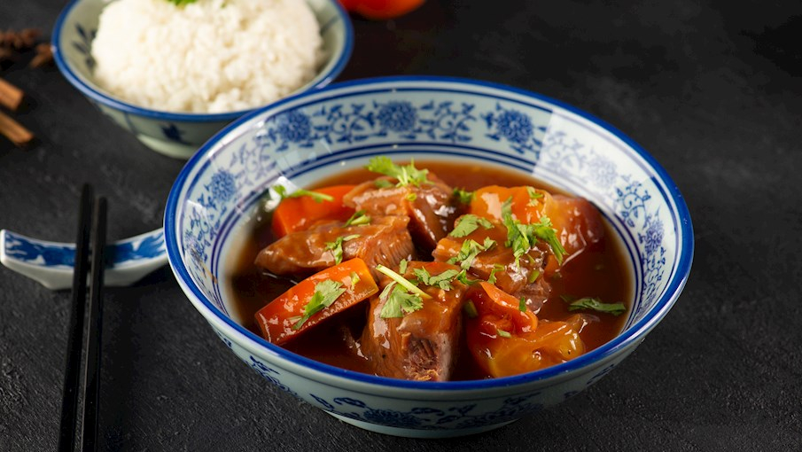 B&ograve; kho l&agrave; một m&oacute;n b&ograve; hầm phổ biến của Việt Nam, c&oacute; thể ăn ri&ecirc;ng hoặc d&ugrave;ng k&egrave;m với b&aacute;nh m&igrave; baguette. Ngo&agrave;i ra, m&oacute;n ăn n&agrave;y cũng c&oacute; thể được phục vụ c&ugrave;ng với m&igrave;, đi k&egrave;m nhiều loại thảo mộc tươi để tăng hương vị.Th&agrave;nh phần ch&iacute;nh của b&ograve; kho bao gồm thịt b&ograve; th&aacute;i miếng vừa ăn, c&agrave; rốt, sả, quế, ớt, ti&ecirc;u, tỏi, hẹ t&acirc;y, tất cả được hầm trong nước d&ugrave;ng đậm đ&agrave;, cay nhẹ v&agrave; thơm nồng.  Nhiều người tin rằng b&ograve; kho chịu ảnh hưởng từ cả ẩm thực phương Đ&ocirc;ng v&agrave; phương T&acirc;y. Đặc biệt, m&oacute;n hầm ở c&aacute;c v&ugrave;ng n&ocirc;ng th&ocirc;n Việt Nam thường c&oacute; vị cay hơn so với ở th&agrave;nh thị. Theo truyền thống, b&ograve; kho thường được thưởng thức v&agrave;o bữa s&aacute;ng, ăn k&egrave;m với h&agrave;nh l&aacute; xắt nhỏ, ng&ograve; r&iacute; v&agrave; h&agrave;nh t&acirc;y để tăng th&ecirc;m độ thơm ngon.
