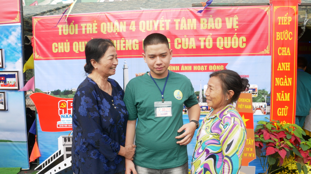 T&acirc;n binh Nguyễn Tấn Sang x&uacute;c động khi c&oacute; b&agrave; ngoại (b&igrave;a phải) v&agrave; b&agrave; nội (b&igrave;a tr&aacute;i) trong hội trại t&ograve;ng qu&acirc;n - ẢNH: THU L&Ecirc;