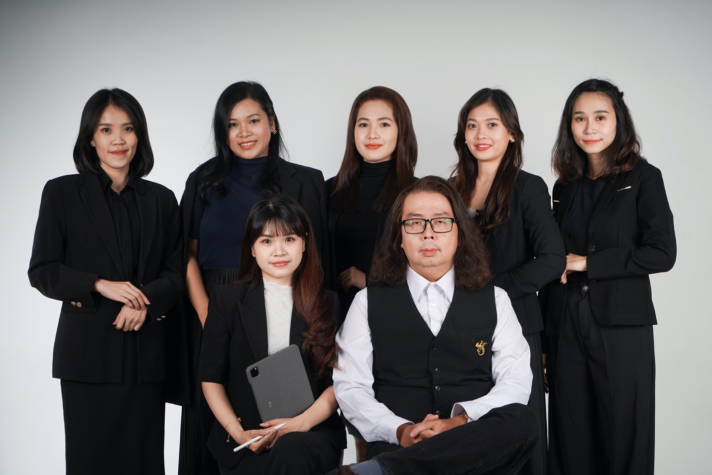 &Ocirc;ng Huỳnh Ch&iacute; Viễn v&agrave; đội ngũ giảng vi&ecirc;n, nh&acirc;n vi&ecirc;n Trung t&acirc;m đ&agrave;o tạo tiếng Anh BHV English - Ảnh: BHV English