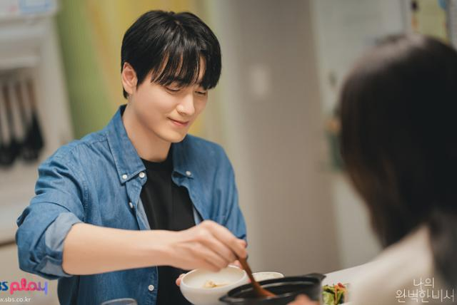 Trong bộ phim Love Scout, Yoo Eun-ho l&agrave; một đầu bếp l&agrave;nh nghề v&agrave; l&agrave; một &ocirc;ng bố đơn th&acirc;n tận tụy. Ảnhh:SBS