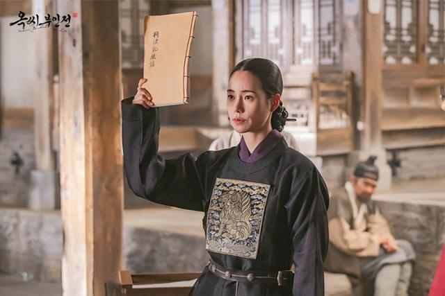 Ok Tae-young (Lim Ji-yeon) l&agrave;m việc như một luật sư thời Joseon trong bộ phim truyền h&igrave;nh JTBC The Tale of Lady Ok. Ảnhh: JTBC