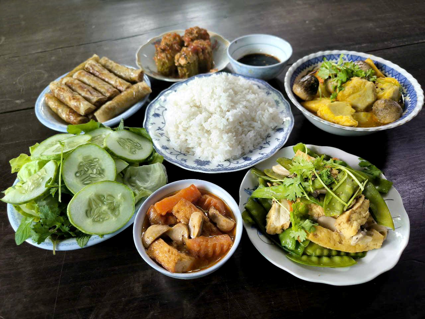 M&acirc;m cơm chay c&uacute;ng rằm mẹ nấu - Ảnh do nh&acirc;n vật cung cấp