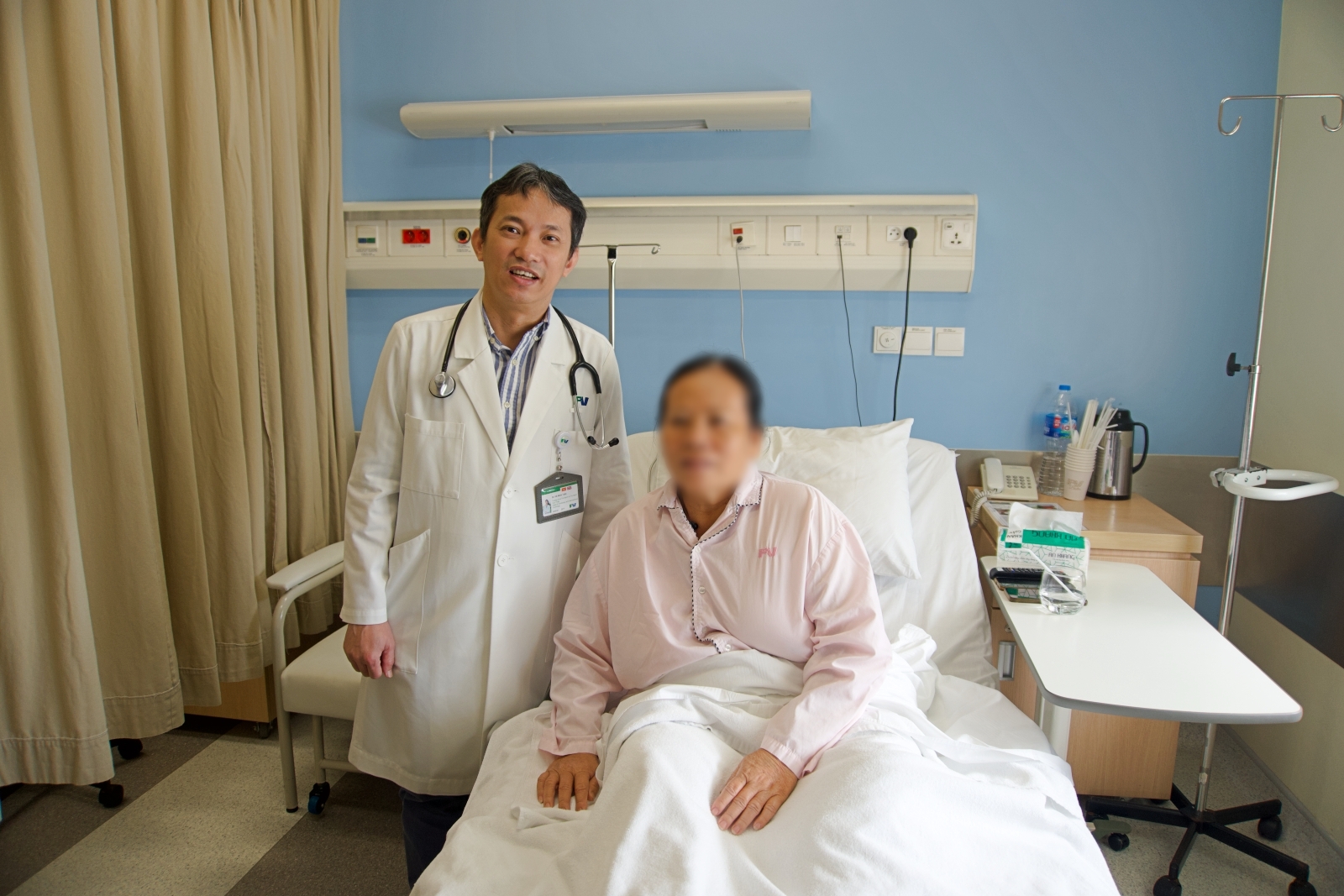 Nhờ tiến sĩ - b&aacute;c sĩ Hồ Minh Tuấn ph&aacute;t hiện v&agrave; trực tiếp điều trị đặt stent, chị P.T.L. đ&atilde; tho&aacute;t khỏi chứng hẹp eo động mạch chủ - Ảnh: FV