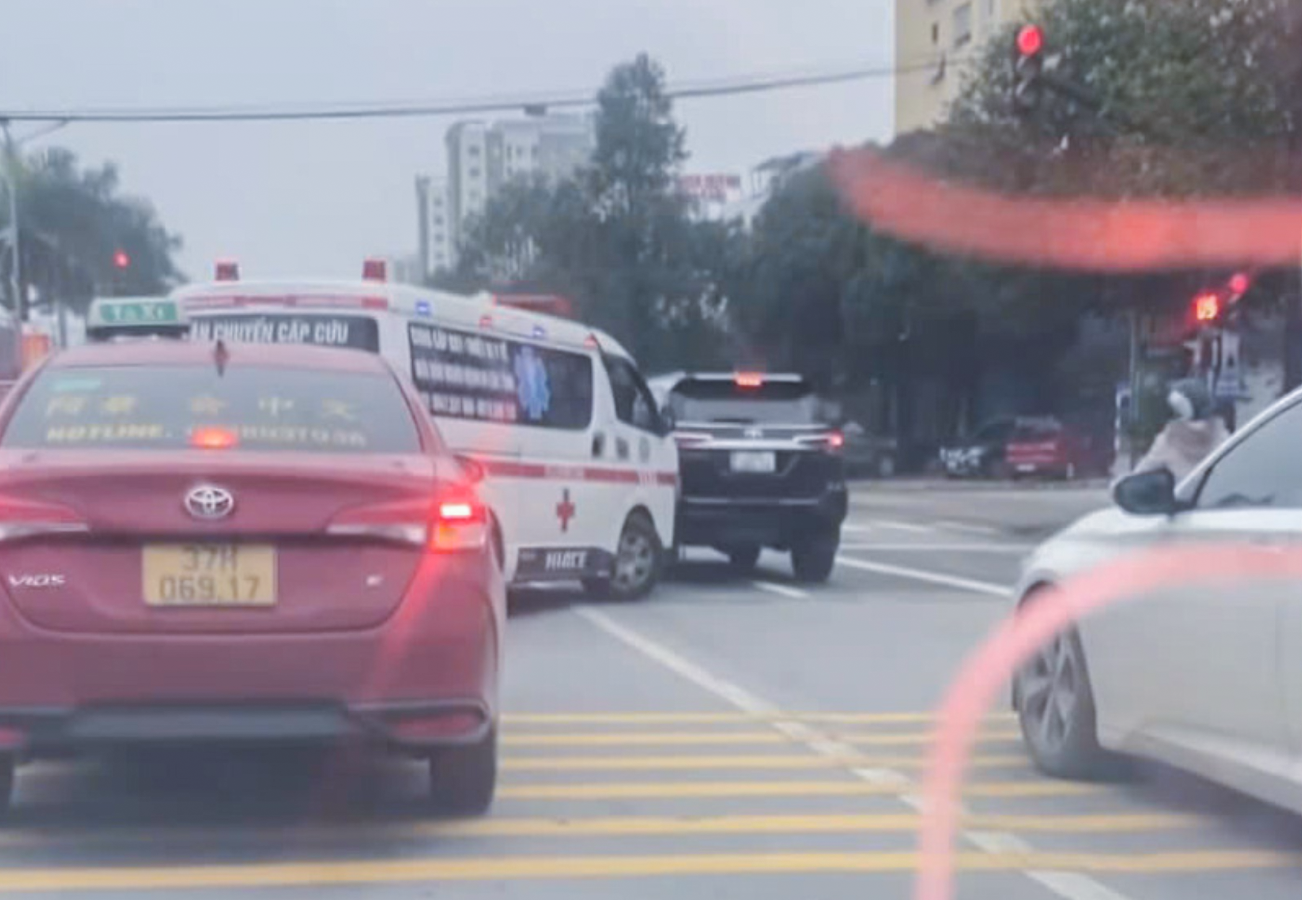 Chiếc xe cứu thương bị chặn lại tr&ecirc;n đường L&ecirc; Nin v&igrave; đang đ&egrave;n đỏ g&acirc;y x&ocirc;n xao dư luận - Ảnh: Cắt từ clip