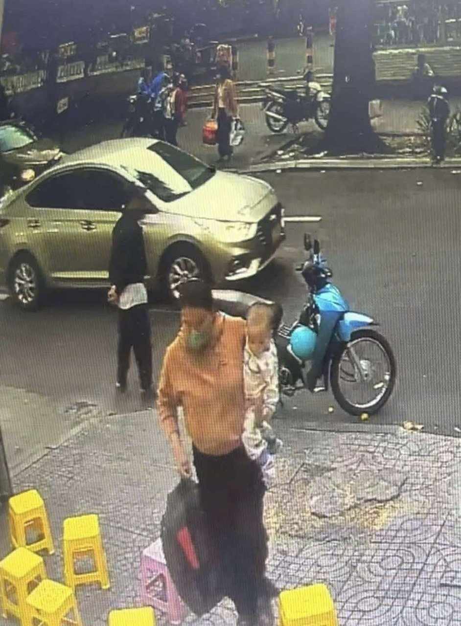 H&igrave;nh ảnh người phụ nữ bế trẻ tr&iacute;ch xuất từ camera