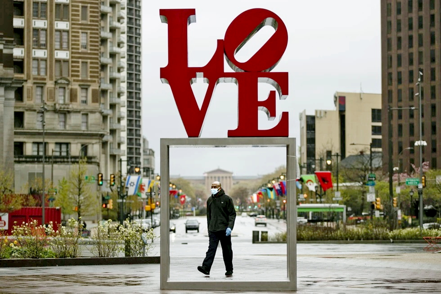T&aacute;c phẩm đi&ecirc;u khắc LOVE của Robert Indiana được đặt tại quảng trường John F. Kennedy, thường được gọi l&agrave; c&ocirc;ng vi&ecirc;n T&igrave;nh y&ecirc;u, ở Philadelphia, Mỹ - ẢNH: MATT ROURKE