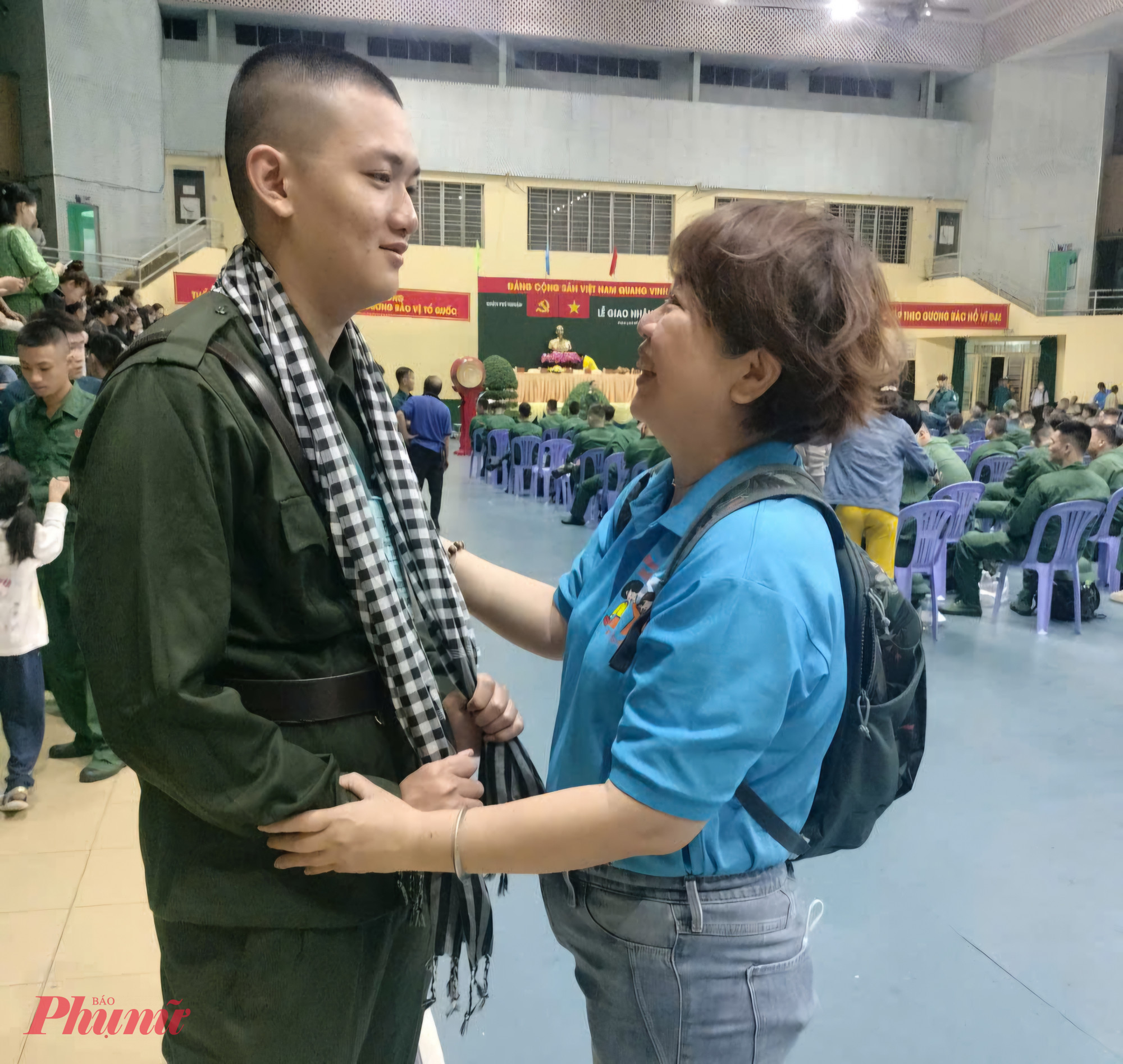 Chị Thảo tr&ograve; chuyện c&ugrave;ng con trai l&agrave; ch&agrave;ng t&acirc;n binh Nguyễn Anh Minh trước giờ l&ecirc;n đường thực hiện nghĩa vụ của người thanh ni&ecirc;n 