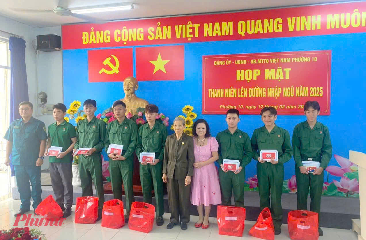 C&acirc;u lạc bộ Hội mẹ phường 10, quận Ph&uacute; Nhuận tặng qu&agrave; v&agrave; sổ tiết kiệm cho c&aacute;c t&acirc;n binh tham gia Nghĩa vụ qu&acirc;n sự năm 2025