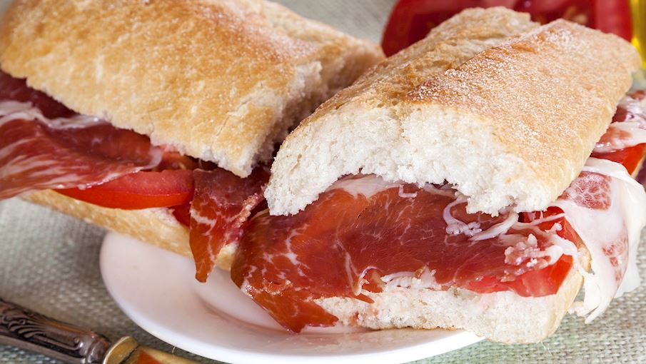 Bocadillo de carne l&agrave; một loại b&aacute;nh sandwich thịt của T&acirc;y Ban Nha bao gồm b&aacute;nh m&igrave; v&agrave; thịt T&acirc;y Ban Nha. Nhiều loại b&aacute;nh m&igrave; c&oacute; thể được sử dụng cho b&aacute;nh sandwich, bao gồm b&aacute;nh m&igrave; baguette kiểu T&acirc;y Ban Nha ( barra de pan ), b&aacute;nh hamburger, b&aacute;nh hot dog, b&aacute;nh viena andaluza v&agrave; b&aacute;nh mollete .  Khi n&oacute;i đến phần nh&acirc;n, b&aacute;nh sandwich c&oacute; thể chứa thịt g&agrave;, thịt lợn, thịt b&ograve;, thịt b&ecirc;, thịt d&ecirc;, thịt ngựa v&agrave; nhiều loại x&uacute;c x&iacute;ch hoặc salami T&acirc;y Ban Nha. Một số loại b&aacute;nh sandwich thịt phổ biến nhất c&oacute; thăn lợn, ức g&agrave; tẩm bột chi&ecirc;n, giăm b&ocirc;ng T&acirc;y Ban Nha (như giăm b&ocirc;ng Serrano hoặc Iberia) v&agrave; x&uacute;c x&iacute;ch T&acirc;y Ban Nha như chorizo , chistorra hoặc sobrasada . 