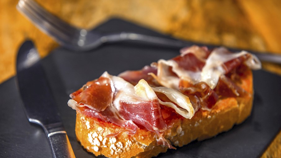Montaditos l&agrave; loại b&aacute;nh sandwich hở mặt v&agrave; l&agrave; m&oacute;n tapa thiết yếu ở T&acirc;y Ban Nha. Mặc d&ugrave; kh&ocirc;ng c&oacute; danh s&aacute;ch th&agrave;nh phần cố định, nhưng montaditos lu&ocirc;n được l&agrave;m bằng l&aacute;t b&aacute;nh m&igrave;, thường l&agrave; từ một loại b&aacute;nh m&igrave; mỏng d&agrave;i giống như b&aacute;nh m&igrave; baguette. C&aacute;c loại topping cực kỳ đa dạng v&agrave; c&oacute; thể bao gồm bất cứ thứ g&igrave; từ thịt hun kh&oacute;i, x&uacute;c x&iacute;ch chorizo, jam&oacute;n, nhiều loại ph&ocirc; mai, rau ng&acirc;m, c&aacute; cơm, cũng như c&aacute;c loại hải sản kh&aacute;c.  C&oacute; vẻ như sự kết hợp n&agrave;y l&agrave; v&ocirc; tận, v&agrave; kh&ocirc;ng c&oacute; quy tắc n&agrave;o được đặt ra về việc sử dụng loại topping n&agrave;o v&agrave; c&aacute;ch kết hợp ch&uacute;ng. Người ta tin rằng montaditos l&agrave; loại b&aacute;nh sandwich đầu ti&ecirc;n ở T&acirc;y Ban Nha, c&oacute; ni&ecirc;n đại từ thế kỷ mười lăm hoặc mười s&aacute;u. Người ta tin rằng t&ecirc;n montadito bắt nguồn từ từ montar , c&oacute; nghĩa l&agrave; gắn kết &mdash; như một tham chiếu đến tất cả c&aacute;c loại topping được gắn tr&ecirc;n mỗi l&aacute;t b&aacute;nh m&igrave;.