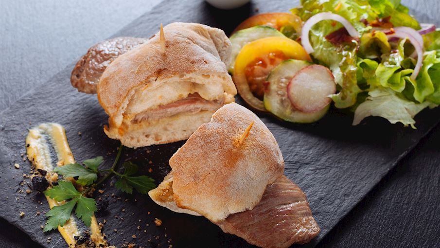 Prego l&agrave; một loại b&aacute;nh sandwich Bồ Đ&agrave;o Nha phổ biến được chế biến từ những l&aacute;t thịt b&ograve; mỏng được tẩm tỏi, chi&ecirc;n, x&agrave;o c&ugrave;ng h&agrave;nh t&acirc;y v&agrave; rượu vang, sau đ&oacute; được đặt b&ecirc;n trong một ổ b&aacute;nh m&igrave;. T&ecirc;n prego c&oacute; nghĩa l&agrave; một chiếc đinh , v&agrave; mặc d&ugrave; kh&ocirc;ng chắc chắn, người ta tin rằng n&oacute; &aacute;m chỉ h&agrave;nh động gi&atilde; hoặc đ&oacute;ng đinh những l&aacute;t tỏi v&agrave;o miếng b&iacute;t tết.  Mặc d&ugrave; đ&ocirc;i khi được phục vụ m&agrave; kh&ocirc;ng c&oacute; bất kỳ gia vị n&agrave;o, prego thường được ăn k&egrave;m với m&ugrave; tạt v&agrave; nước sốt cay, v&agrave; đ&ocirc;i khi được phủ một quả trứng chi&ecirc;n. Nếu được phục vụ tr&ecirc;n đĩa, khi n&oacute; thường được kết hợp với khoai t&acirc;y chi&ecirc;n, cơm v&agrave; trứng chi&ecirc;n, n&oacute; thường được gọi l&agrave; prego no prato .