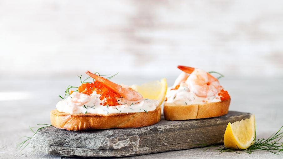 Toast Skagen l&agrave; một loại b&aacute;nh sandwich Thụy Điển cổ điển v&agrave; thanh lịch thường được d&ugrave;ng l&agrave;m m&oacute;n khai vị. B&aacute;nh được l&agrave;m từ b&aacute;nh m&igrave; trắng, t&ocirc;m, sốt mayonnaise, m&ugrave; tạt Dijon, trứng c&aacute; trắng, th&igrave; l&agrave;, chanh v&agrave; bơ. Vỏ b&aacute;nh được t&aacute;ch ra khỏi b&aacute;nh m&igrave;, sau đ&oacute; được x&agrave;o trong bơ cho đến khi v&agrave;ng n&acirc;u.  T&ocirc;m được cắt nhỏ v&agrave; trộn với sốt mayonnaise, m&ugrave; tạt v&agrave; th&igrave; l&agrave;. Sau đ&oacute;, hỗn hợp được đặt l&ecirc;n b&aacute;nh m&igrave; v&agrave; trứng c&aacute; được đặt l&ecirc;n tr&ecirc;n mỗi chiếc b&aacute;nh sandwich. N&ecirc;n trang tr&iacute; mỗi chiếc b&aacute;nh m&igrave; nướng Skagen bằng một nh&aacute;nh th&igrave; l&agrave; v&agrave; ăn k&egrave;m với một l&aacute;t chanh.
