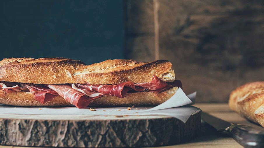 Bocadillo de jam&oacute;n l&agrave; một loại b&aacute;nh sandwich được l&agrave;m bằng b&aacute;nh m&igrave; T&acirc;y Ban Nha v&agrave; l&aacute;t giăm b&ocirc;ng T&acirc;y Ban Nha như jam&oacute;n Serrano (giăm b&ocirc;ng Serrano) hoặc jam&oacute;n Iberico (giăm b&ocirc;ng Iberia). N&oacute; thường bao gồm một ổ b&aacute;nh m&igrave; kiểu T&acirc;y Ban Nha ( barra de pan ) được cắt đ&ocirc;i ở giữa v&agrave; xếp lớp giăm b&ocirc;ng.  Mặt cắt của b&aacute;nh m&igrave; thường được rưới một &iacute;t dầu &ocirc; liu v&agrave; x&aacute;t một nửa quả c&agrave; chua ch&iacute;n v&agrave; tỏi để l&agrave;m cho b&aacute;nh sandwich ngon ngọt v&agrave; đậm đ&agrave; hơn, trong khi nh&acirc;n b&aacute;nh sandwich cũng c&oacute; thể được tăng cường bằng những l&aacute;t ph&ocirc; mai (thường l&agrave; ph&ocirc; mai Manchego), l&aacute;t c&agrave; chua, dải ớt piquillo rang v&agrave; &ocirc; liu đen bỏ hạt.