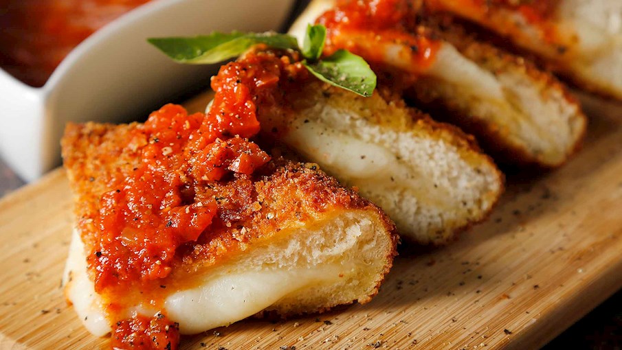 Mozzarella in carrozza (nghĩa đen l&agrave; mozzarella trong xe ngựa) l&agrave; một loại b&aacute;nh sandwich chi&ecirc;n của &Yacute; đặc biệt phổ biến ở Campania, mặc d&ugrave; n&oacute; được ăn ở nhiều v&ugrave;ng kh&aacute;c nhau của &Yacute;. B&aacute;nh sandwich được l&agrave;m bằng b&aacute;nh m&igrave; kh&ocirc;ng vỏ, hơi cũ, ph&ocirc; mai mozzarella (tốt nhất l&agrave; loại di bufala), bột m&igrave;, sữa v&agrave; trứng đ&aacute;nh tan.  Ngo&agrave;i phi&ecirc;n bản n&agrave;y, c&ograve;n c&oacute; phi&ecirc;n bản c&oacute; th&ecirc;m c&aacute; cơm. Sau khi lắp r&aacute;p, b&aacute;nh sandwich được nh&uacute;ng v&agrave;o bột m&igrave; v&agrave; nước lạnh (để ph&ocirc; mai kh&ocirc;ng bị chảy ra ngo&agrave;i), sau đ&oacute; nh&uacute;ng v&agrave;o trứng đ&aacute;nh tan, v&agrave; cuối c&ugrave;ng được chi&ecirc;n cho đến khi c&oacute; m&agrave;u n&acirc;u đẹp mắt v&agrave; gi&ograve;n ở b&ecirc;n ngo&agrave;i. 