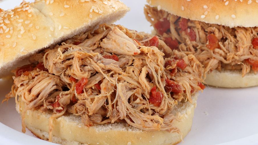 Sandu&iacute;che de pernil Bồ Đ&agrave;o Nha n&agrave;y bao gồm những miếng thịt vai heo nướng chậm ( pernil ) x&eacute; nhỏ được đặt tr&ecirc;n một ổ b&aacute;nh m&igrave; gi&ograve;n. B&aacute;nh sandwich thường được ăn kh&ocirc;ng, nhưng c&oacute; thể được l&agrave;m gi&agrave;u với m&ugrave; tạt hoặc ph&ocirc; mai (l&yacute; tưởng nhất l&agrave; loại Serra da Estrela ).  Sandu&iacute;che de pernil chủ yếu gắn liền với Porto v&agrave; nh&agrave; h&agrave;ng khi&ecirc;m tốn Casa Guedes , nơi được cho l&agrave; chế biến phi&ecirc;n bản ngon nhất của m&oacute;n sanwich thịnh soạn n&agrave;y, lần đầu ti&ecirc;n xuất hiện tại c&aacute;c qu&aacute;n tascas truyền thống của Bồ Đ&agrave;o Nha .