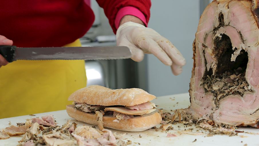 Panino con la porchetta l&agrave; một loại b&aacute;nh sandwich phổ biến từ miền trung nước &Yacute; được l&agrave;m bằng những l&aacute;t porchetta kẹp giữa hai l&aacute;t b&aacute;nh m&igrave; tự l&agrave;m. B&aacute;nh sandwich n&agrave;y đặc biệt phổ biến trong cộng đồng người Mỹ gốc &Yacute; v&agrave; ở Rome, với cả Umbria v&agrave; Lazio đều tuy&ecirc;n bố l&agrave; nơi khai sinh ra th&agrave;nh phần ch&iacute;nh của n&oacute;, porchetta.  Theo truyền thống, kh&ocirc;ng cần th&ecirc;m bất kỳ th&agrave;nh phần n&agrave;o kh&aacute;c v&igrave; porchetta rất b&eacute;o v&agrave; c&oacute; nhiều thảo mộc v&agrave; gia vị, đ&oacute; cũng l&agrave; l&yacute; do tại sao b&aacute;nh m&igrave; tự l&agrave;m được ưa chuộng v&igrave; n&oacute; thấm mỡ từ thịt tốt m&agrave; kh&ocirc;ng bị vỡ. Ngo&agrave;i ra, kh&ocirc;ng n&ecirc;n loại bỏ lớp da gi&ograve;n tr&ecirc;n porchetta. 