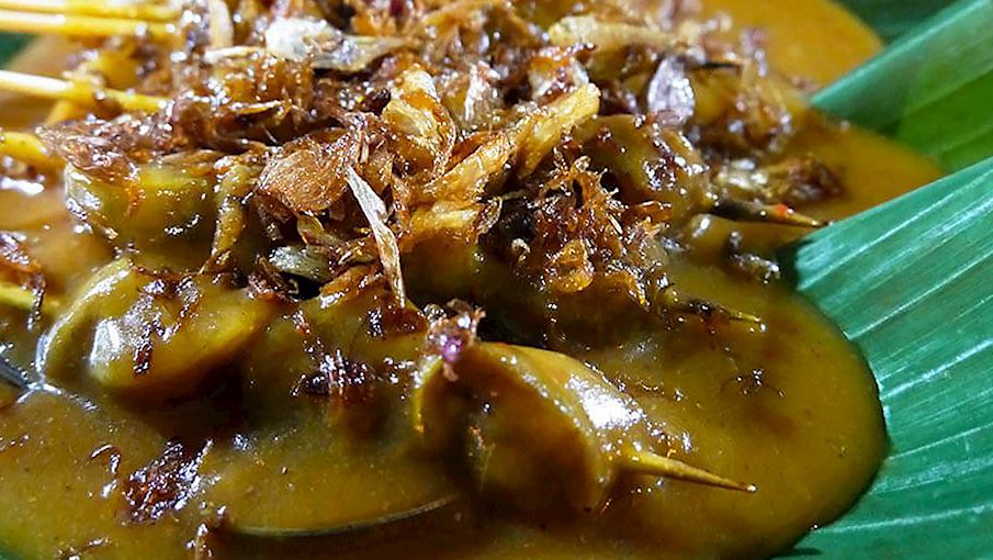 Sate Padang l&agrave; một m&oacute;n satay (thịt xi&ecirc;n nướng) đặc trưng của th&agrave;nh phố Padang, thuộc tỉnh T&acirc;y Sumatra, Indonesia. Sate PadangL&agrave; một loại satay c&oacute; nguồn gốc từ Padang, T&acirc;y Sumatra, Indonesia. M&oacute;n ăn n&agrave;y thường được l&agrave;m từ thịt b&ograve; hoặc nội tạng, được ướp gia vị, xi&ecirc;n que v&agrave; nướng ch&iacute;n. Điểm đặc trưng của Sate Padang l&agrave; nước sốt s&aacute;nh đặc, c&oacute; m&agrave;u n&acirc;u, được chế biến từ nước hầm thịt, bột gạo hoặc nước vo gạo c&ugrave;ng với c&aacute;c loại gia vị kh&ocirc;ng qu&aacute; mạnh.C&oacute; ba biến thể phổ biến của Sate Padang:  Sate Padang Panjang: C&oacute; m&agrave;u v&agrave;ng rực rỡ nhờ lượng nghệ nhiều hơn. Sate Pariaman: Đậm vị cay với nhiều ớt, tạo n&ecirc;n m&agrave;u đỏ đặc trưng. Sate Padang ti&ecirc;u chuẩn: Phổ biến nhất, c&oacute; m&agrave;u n&acirc;u với hương vị c&acirc;n bằng. M&oacute;n n&agrave;y thường được ăn k&egrave;m với ketupat (b&aacute;nh gạo n&eacute;n).