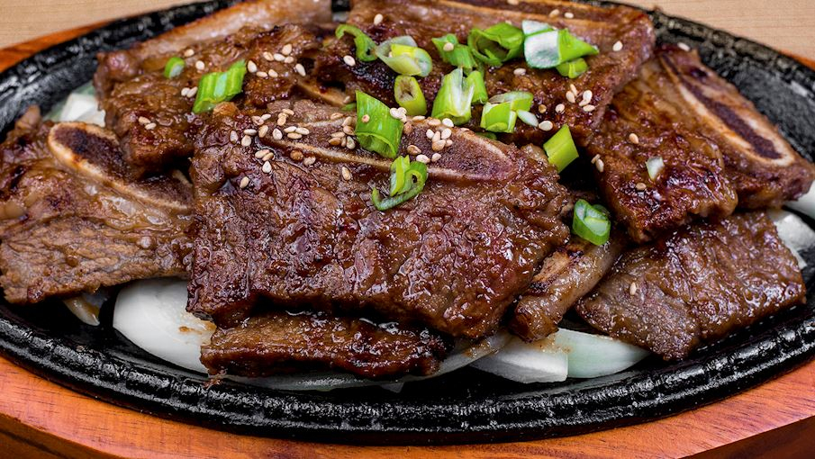 2/ Galbi (hay Kalbi) l&agrave; t&ecirc;n gọi chung cho nhiều m&oacute;n sườn b&ograve; nướng phổ biến trong ẩm thực H&agrave;n Quốc. Sườn thường được ướp trong nước sốt ngọt gồm nước tương, đường, rượu gạo, dầu m&egrave; v&agrave; tỏi. D&ugrave; t&ecirc;n gọi c&oacute; nghĩa l&agrave; sườn, nhưng thịt g&agrave; hoặc thịt lợn cũng c&oacute; thể được sử dụng thay thế.M&oacute;n ăn n&agrave;y c&oacute; nguồn gốc từ H&agrave;n Quốc v&agrave;o thế kỷ 18, khi việc giết mổ b&ograve; bị cấm. Tuy nhi&ecirc;n, do nhu cầu dinh dưỡng của c&aacute;c c&ocirc;ng nh&acirc;n x&acirc;y dựng ph&aacute;o đ&agrave;i Hwaseong, vua Jeongjo đ&atilde; cho ph&eacute;p mở một l&ograve; mổ duy nhất tr&ecirc;n to&agrave;n quốc để cung cấp thịt b&ograve; cho họ.