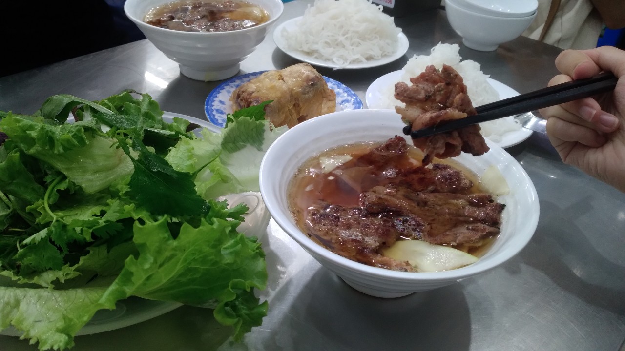 B&uacute;n chả gắn liền với H&agrave; Nội. M&oacute;n n&agrave;y gồm thịt ba rọi hoặc thịt băm vi&ecirc;n đem nướng l&ecirc;n ăn c&ugrave;ng b&uacute;n, rau sống v&agrave; nước mắm chua ngọt. 