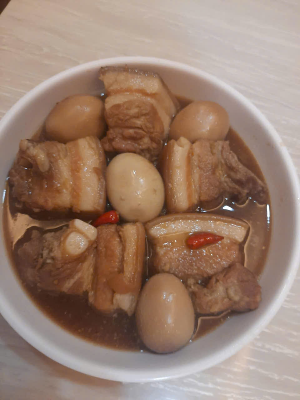Thịt kho t&agrave;u hay thịt kho rịu lu&ocirc;n c&oacute; mặt trong mỗi gia đ&igrave;nh người Việt khi tết đến. Thịt heo thường được kho bằng nước dừa tươi, nước mắm ngon ăn c&ugrave;ng dưa cải hoặc dưa gi&aacute; - Ảnh: Kim Li&ecirc;n
