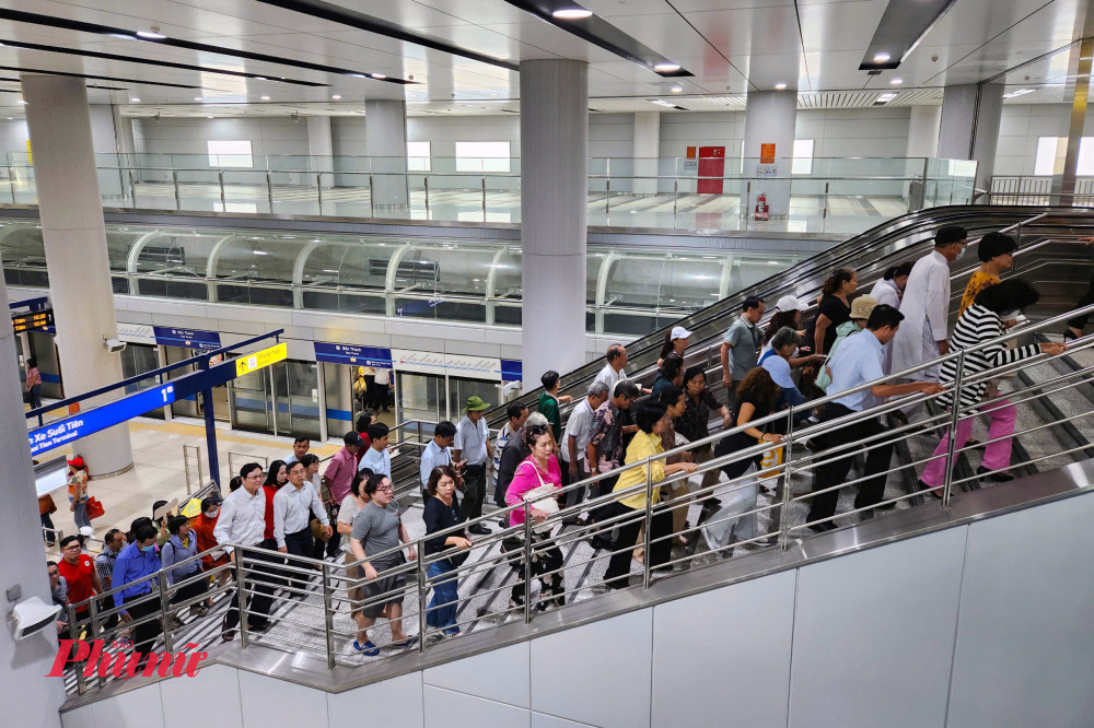 Người d&acirc;n ở TPHCM trải nghiệm metro số 1 - Ảnh: Vũ Quyền