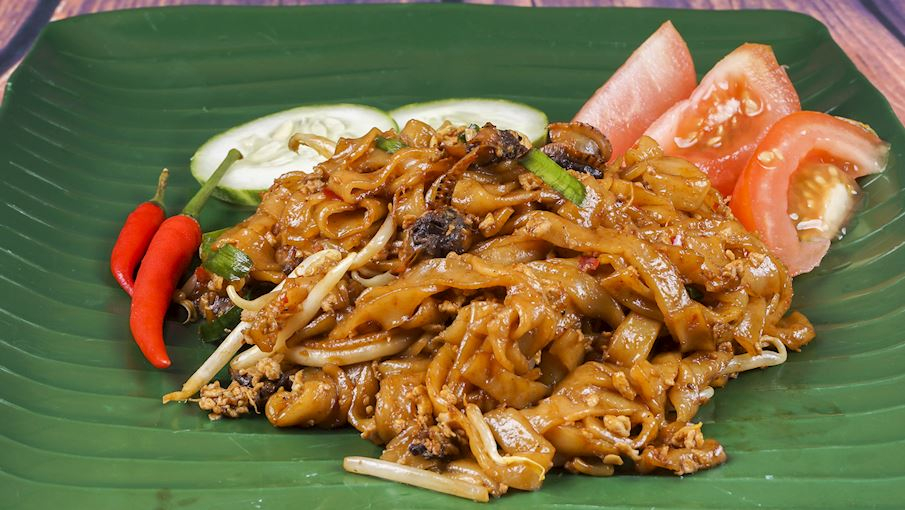 4/ Beef Chow FunL&agrave; một m&oacute;n ăn đặc trưng của ẩm thực Quảng Đ&ocirc;ng, được chế biến bằng c&aacute;ch x&agrave;o thịt b&ograve; đ&atilde; ướp kỹ c&ugrave;ng với m&igrave; gạo dẹt (hor fun) v&agrave; gi&aacute; đỗ. Kh&ocirc;ng chỉ phổ biến, m&oacute;n ăn n&agrave;y c&ograve;n được xem l&agrave; thước đo tay nghề của một đầu bếp Quảng Đ&ocirc;ng t&agrave;i ba.  2 yếu tố quan trọng quyết định hương vị ho&agrave;n hảo của m&oacute;n ăn gồm: Wok Hei - kỹ thuật x&agrave;o ở nhiệt độ cao, gi&uacute;p nguy&ecirc;n liệu c&oacute; được hương vị umami đặc trưng c&ugrave;ng lớp ch&aacute;y cạnh thơm ngon. Pow Wok - c&aacute;ch đảo nguy&ecirc;n liệu nhanh v&agrave; li&ecirc;n tục m&agrave; kh&ocirc;ng d&ugrave;ng muỗng, gi&uacute;p m&igrave; kh&ocirc;ng bị n&aacute;t hay d&iacute;nh v&agrave;o chảo.