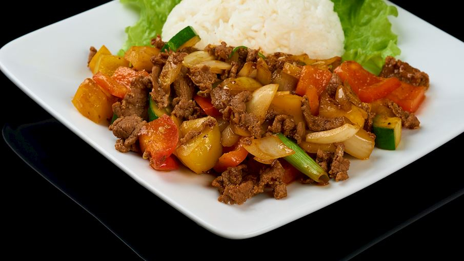 6/ B&ograve; l&uacute;c lắc (Việt Nam) l&agrave; m&oacute;n ăn đặc trưng với thịt b&ograve; th&aacute;i hạt lựu, được ướp đậm đ&agrave; v&agrave; &aacute;p chảo nhanh để giữ độ mềm mọng. Thịt thường được b&agrave;y tr&ecirc;n cải xoong tươi v&agrave; c&agrave; chua th&aacute;i l&aacute;t, tạo n&ecirc;n sự c&acirc;n bằng h&agrave;i h&ograve;a giữa vị b&eacute;o ngậy v&agrave; tươi m&aacute;t.M&oacute;n ăn n&agrave;y c&oacute; thể đi k&egrave;m với h&agrave;nh t&acirc;y ng&acirc;m v&agrave; nước chấm dầu giấm chanh, được rưới trực tiếp l&ecirc;n thịt hoặc d&ugrave;ng để chấm. Trước đ&acirc;y, b&ograve; l&uacute;c lắc l&agrave; một m&oacute;n ăn hiếm, thường chỉ xuất hiện trong c&aacute;c dịp đặc biệt. Ng&agrave;y nay, d&ugrave; phổ biến hơn, n&oacute; vẫn được xem l&agrave; m&oacute;n đặc sản của nh&agrave; h&agrave;ng v&agrave; thường được phục vụ v&agrave;o những dịp quan trọng.