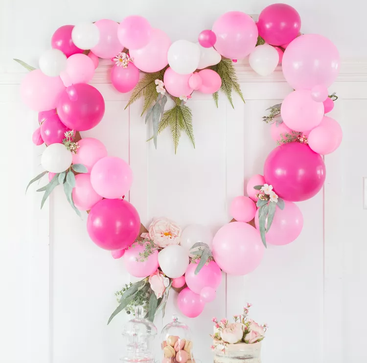 Để trang tr&iacute; Ng&agrave;y lễ t&igrave;nh nh&acirc;n thực sự ấn tượng, h&atilde;y thử l&agrave;m một tr&aacute;i tim qu&aacute; khổ bằng b&oacute;ng bay như Craftberry Bush đ&atilde; l&agrave;m. N&oacute; kh&ocirc;ng chỉ g&acirc;y ấn tượng với kh&aacute;ch v&agrave; đối t&aacute;c của bạn m&agrave; c&ograve;n l&agrave; ph&ocirc;ng nền nổi bật cho tất cả c&aacute;c bức ảnh ng&agrave;y lễ của bạn.