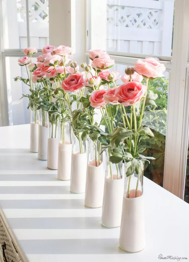 Nếu bạn th&iacute;ch t&ocirc;ng m&agrave;u pastel v&agrave; vẻ ngo&agrave;i tối giản hơn, những chiếc b&igrave;nh nhuộm m&agrave;u n&agrave;y l&agrave; d&agrave;nh cho bạn. House Mix đ&atilde; t&aacute;i chế một số b&igrave;nh hoa mua ở cửa h&agrave;ng đ&ocirc; la với một &iacute;t sơn m&agrave;u hồng để tạo n&ecirc;n m&agrave;n tr&igrave;nh diễn hoa đẹp mắt n&agrave;y. Cho d&ugrave; bạn xếp những chiếc b&igrave;nh n&agrave;y tr&ecirc;n b&agrave;n ăn hay rải r&aacute;c ch&uacute;ng quanh nh&agrave;, ch&uacute;ng sẽ mang lại sự vui tươi cho bất kỳ kh&ocirc;ng gian n&agrave;o.