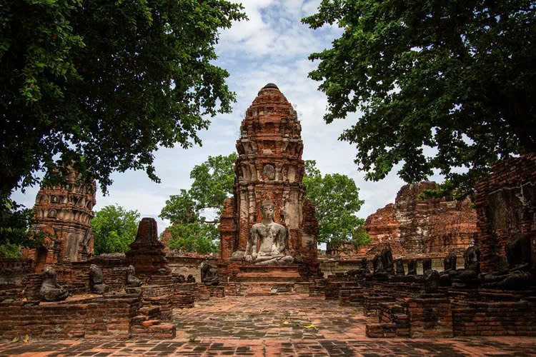 Di t&iacute;ch đền thờ ở Ayutthaya, Th&aacute;i Lan - ẢNH: LAUREN DECICCA (Travel + Leisure)