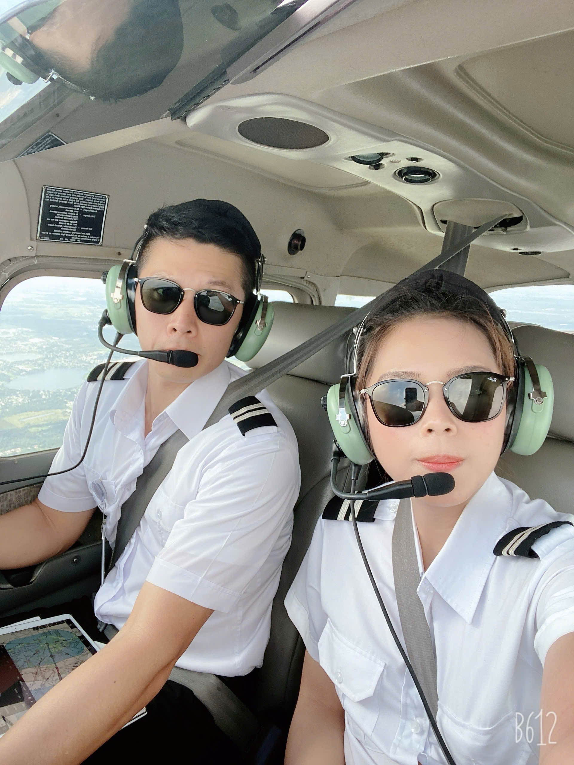 T&igrave;nh bạn giữa Gia H&acirc;n v&agrave; Minh Đức c&agrave;ng khăng kh&iacute;t hơn qua những chuyến bay huấn luyện k&eacute;o d&agrave;i, những lần điều khiển m&aacute;y bay vượt qua v&ugrave;ng thời tiết khắc nghiệt - Ảnh: Vietnam Airlines