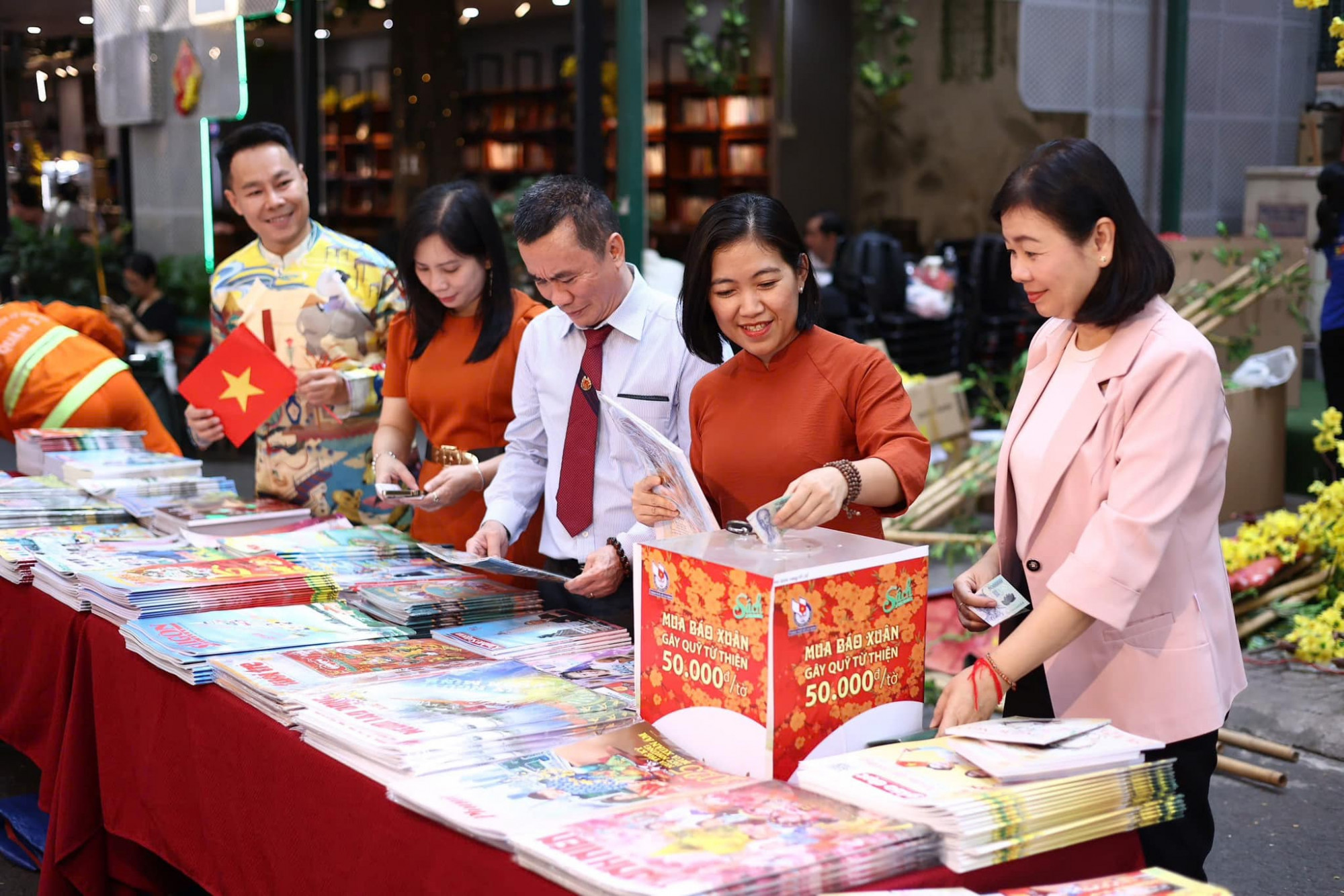 Trưng b&agrave;y b&aacute;o Xu&acirc;n l&agrave; một trong những hoạt động nổi bật của năm qua. Ảnh: Đường s&aacute;ch TPHCM