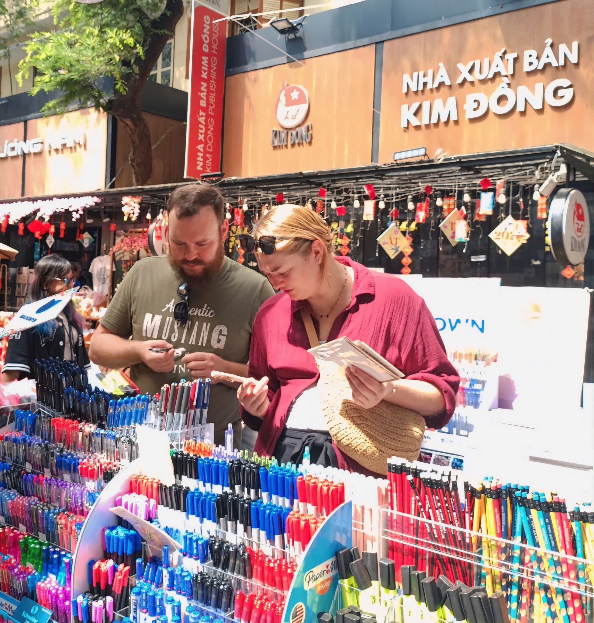 Ng&agrave;y c&agrave;ng c&oacute; nhiều du kh&aacute;ch nước ngo&agrave;i đến tham quan, mua sắm tại Đường s&aacute;ch