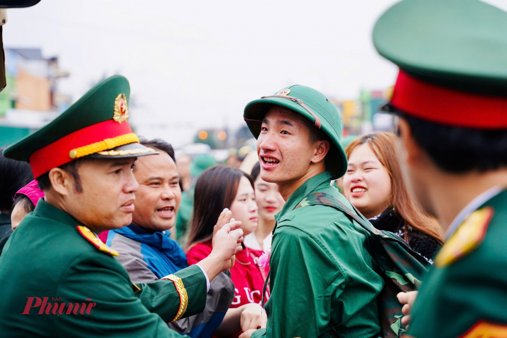 Tại lễ giao nhận qu&acirc;n, c&aacute;c đồng ch&iacute; l&atilde;nh đạo th&agrave;nh phố, thị x&atilde; đ&atilde; trao tặng mỗi thanh ni&ecirc;n một phần qu&agrave; trị gi&aacute; 1 triệu đồng, đồng thời động vi&ecirc;n c&aacute;c t&acirc;n binh cố gắng phấn đấu r&egrave;n luyện, ho&agrave;n th&agrave;nh tốt nhiệm vụ được giao. 