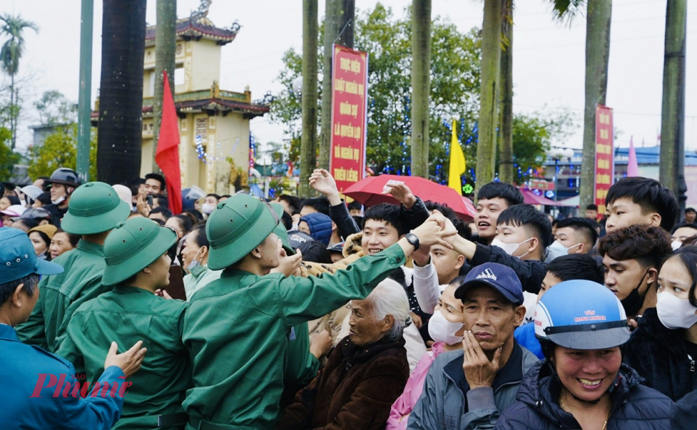 Với sự chuẩn bị chu đ&aacute;o của c&aacute;c cấp ủy đảng, ch&iacute;nh quyền địa phương v&agrave; c&aacute;c ban, ng&agrave;nh, đo&agrave;n thể, ng&agrave;y thanh ni&ecirc;n nhập ngũ cũng ch&iacute;nh l&agrave; ng&agrave;y hội của to&agrave;n d&acirc;n.