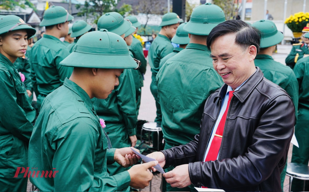 L&atilde;nh đạo TX Hương Thủy thăm động vi&ecirc;n, tặng qu&agrave; sổ tiết kiệm cho c&aacute;c t&acirc;n binh trước giờ l&ecirc;n đường nhập ngũ. Mối số tiết kiệm trị gi&aacute; từ 2,5 đến 3,5 triệu đồng do mỗi địa phương ở Thị x&atilde; Hương Thủy  (TP Huế) c&oacute; con em l&ecirc;n đường nhập ngũ trong đợt n&agrave;y gửi tặng