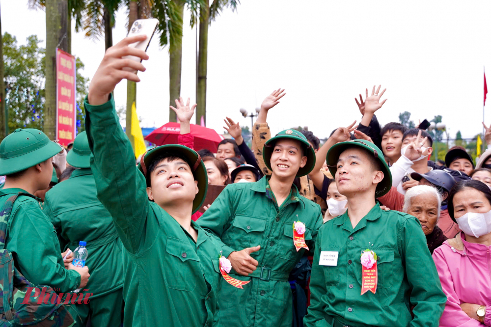 C&aacute;c thanh ni&ecirc;n y&ecirc;n t&acirc;m, hăng h&aacute;i l&ecirc;n đường phục vụ nhiệm vụ thi&ecirc;ng li&ecirc;ng. C&aacute;c chiến sĩ mới đều đảm bảo c&aacute;c ti&ecirc;u chuẩn, điều kiện về sức khỏe v&agrave; tr&igrave;nh độ văn h&oacute;a, ch&iacute;nh trị.