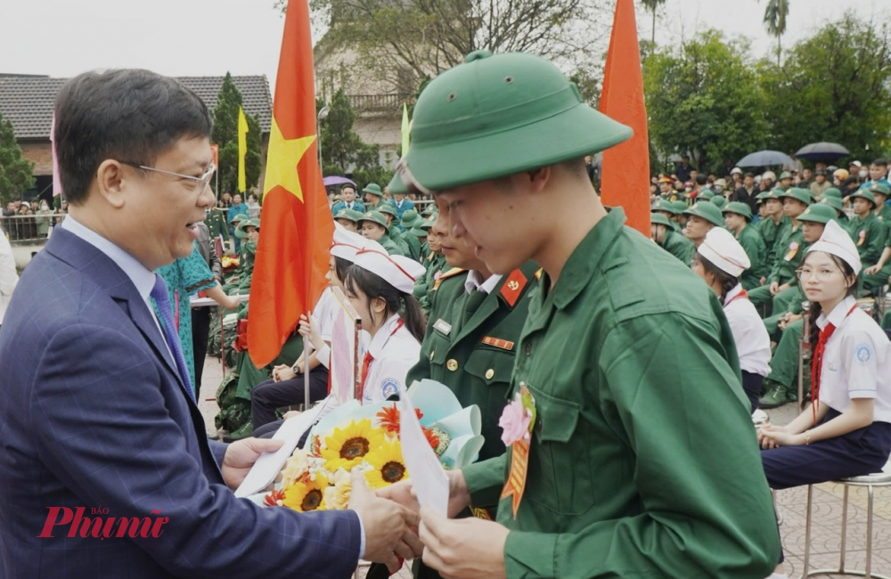 C&ugrave;ng với c&aacute;c địa phương tr&ecirc;n to&agrave;n th&agrave;nh phố, s&aacute;ng 14/2, thị x&atilde; Hương Thuỷ long trọng tổ chức lễ giao nhận qu&acirc;n năm 2025. Đến dự c&oacute; c&aacute;c đồng ch&iacute;: Nguyễn Thanh B&igrave;nh - UVTV Th&agrave;nh ủy, Ph&oacute; Chủ tịch Thường trực UBND th&agrave;nh phố