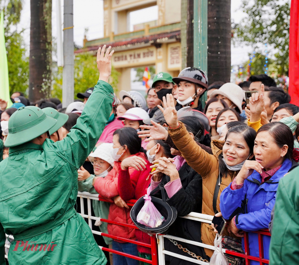 Đ&aacute;ng ch&uacute; &yacute;, 100% thanh ni&ecirc;n l&ecirc;n đường nhập ngũ đều viết đơn t&igrave;nh nguyện, trong đ&oacute; c&oacute; 3 thanh ni&ecirc;n được kết nạp Đảng từ cơ sở, 18 thanh ni&ecirc;n tr&igrave;nh độ đại học, sức khỏe loại 1 v&agrave; loại 2 chiếm hơn 82%.