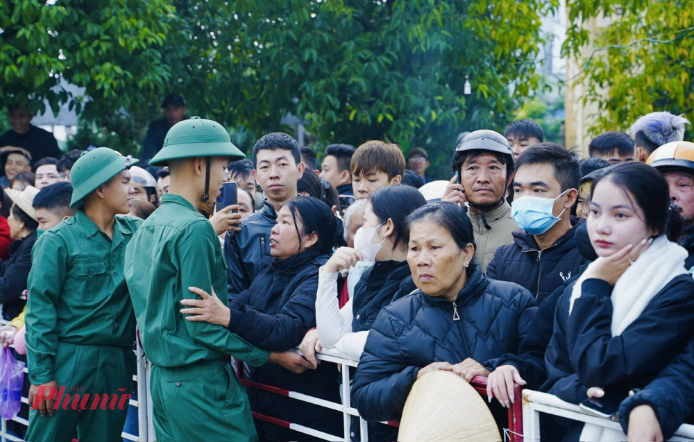 C&ugrave;ng với đ&oacute; l&agrave;  Lữ đo&agrave;n 414 - Qu&acirc;n khu 4; Trung đo&agrave;n 6 - Bộ Chỉ huy Qu&acirc;n sự th&agrave;nh phố; Trung t&acirc;m huấn luyện 334 - Tổng cục Hậu cần; C&ocirc;ng an th&agrave;nh phố; K02 (CSCĐ) v&agrave; C10 (Trại giam B&igrave;nh Điền - Bộ C&ocirc;ng an).