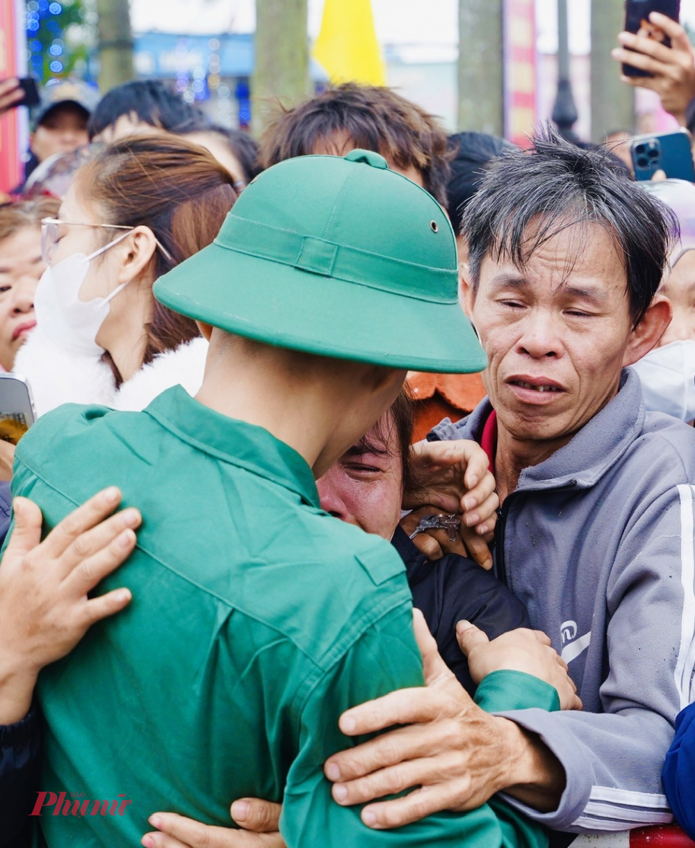 Trong số 139 thanh ni&ecirc;n l&ecirc;n đường nhập ngũ đợt n&agrave;y c&oacute; 120 thanh ni&ecirc;n tham gia nghĩa vụ qu&acirc;n sự v&agrave; 19 thanh ni&ecirc;n tham gia nghĩa vụ c&ocirc;ng an, được giao về c&aacute;c đơn vị: Bộ Chỉ huy bộ đội Bi&ecirc;n ph&ograve;ng tỉnh;