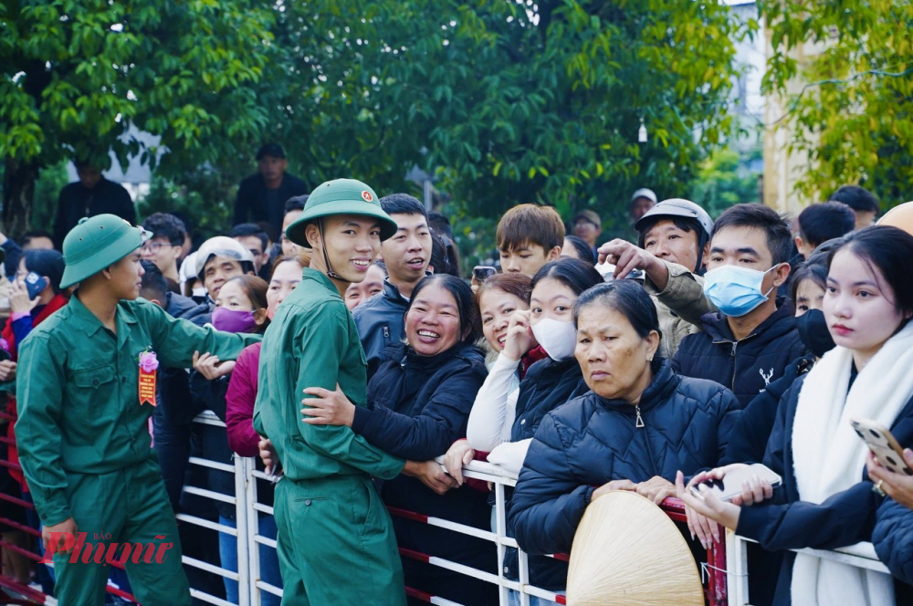 C&aacute;c t&acirc;n binh TP Huế vui vẻ chia tay người th&acirc;n l&ecirc;n đường ho&agrave;n th&agrave;nh nghĩa vụ qu&acirc;n sự