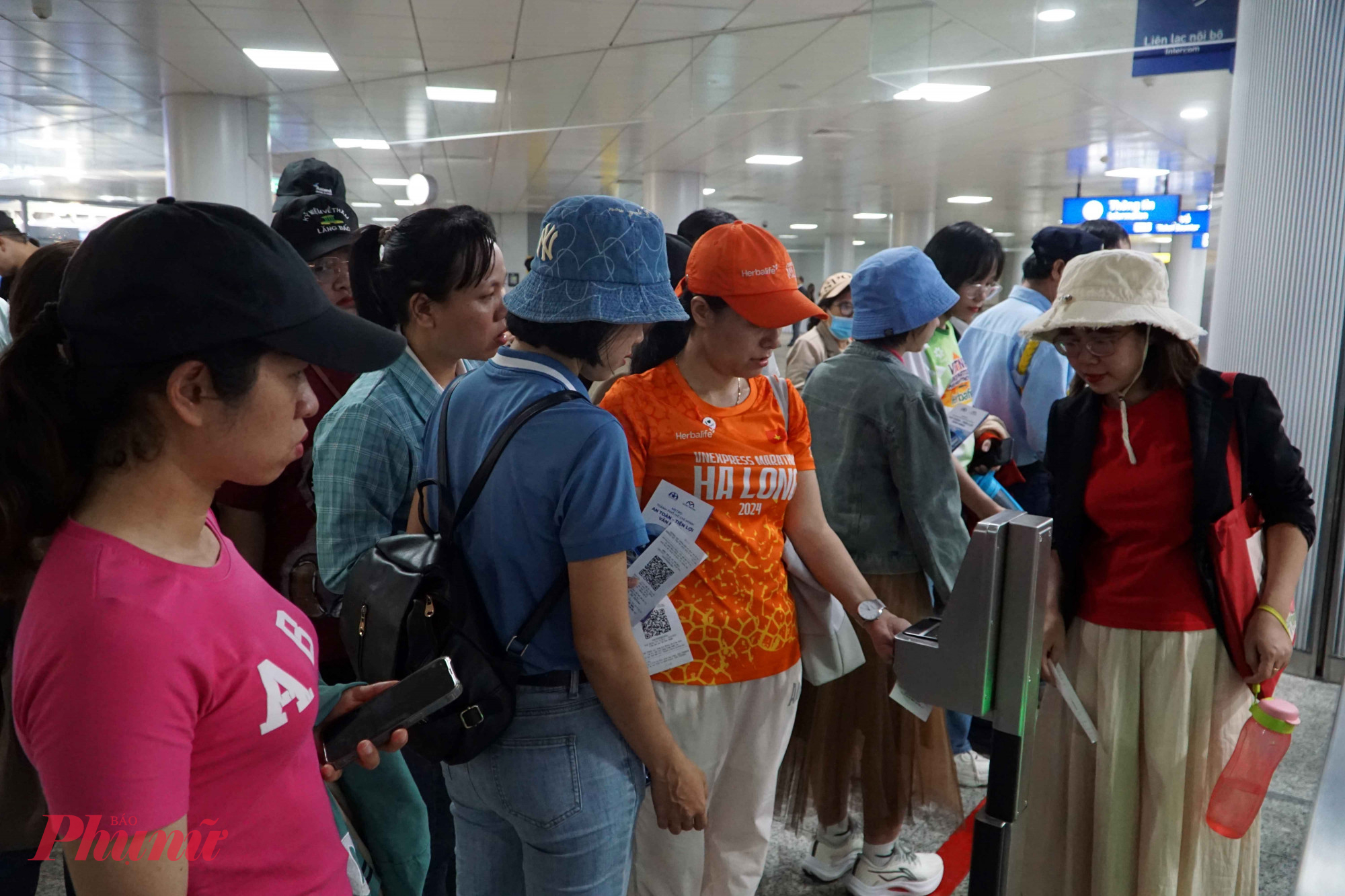Người d&acirc;n sử qu&eacute;t m&atilde; QR tr&ecirc;n v&eacute; để đi lại tr&ecirc;n tuyến metro số 1 - Ảnh: Vũ Quyền